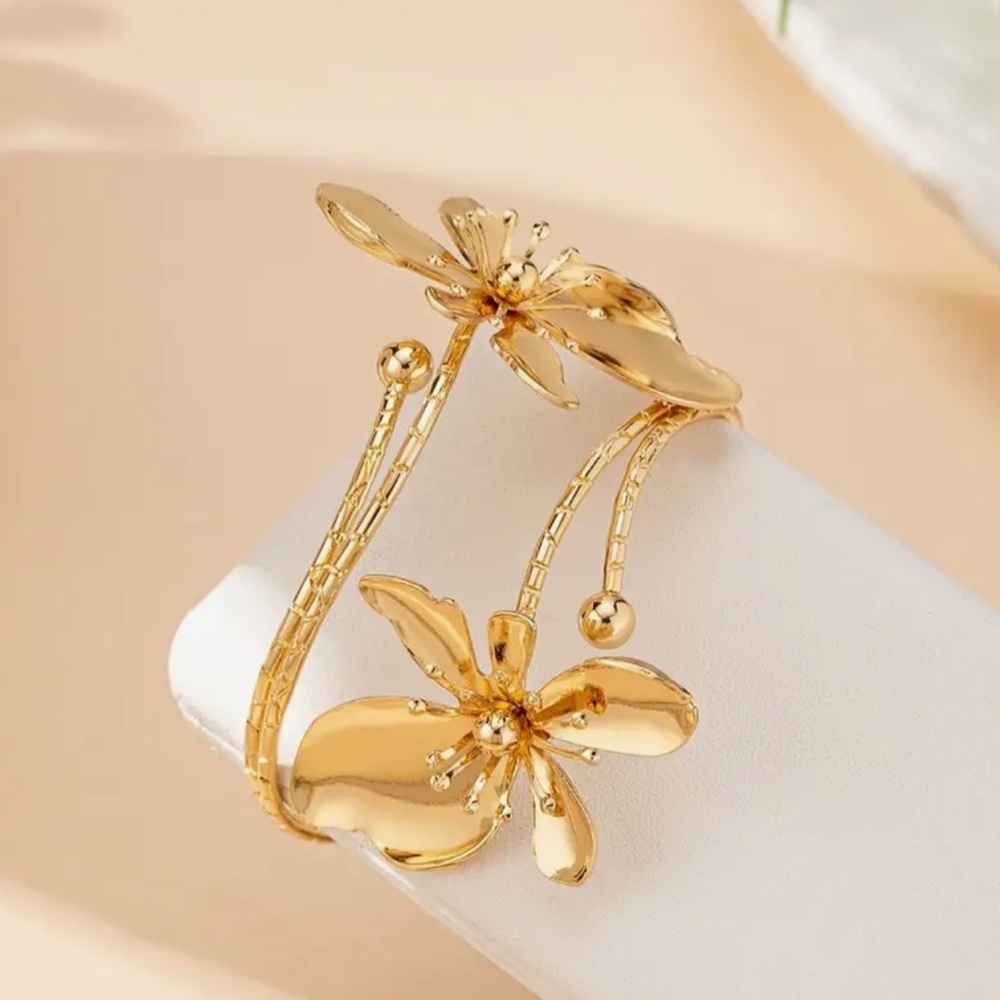 Gold Floral Bracelet - Picture 5 of 8